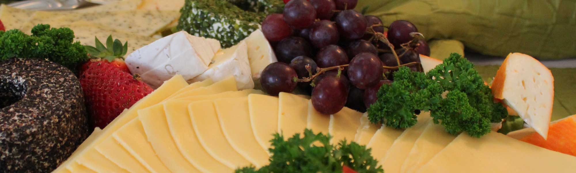 Platte mit Schnittk�se, Camembert und Weintrauben