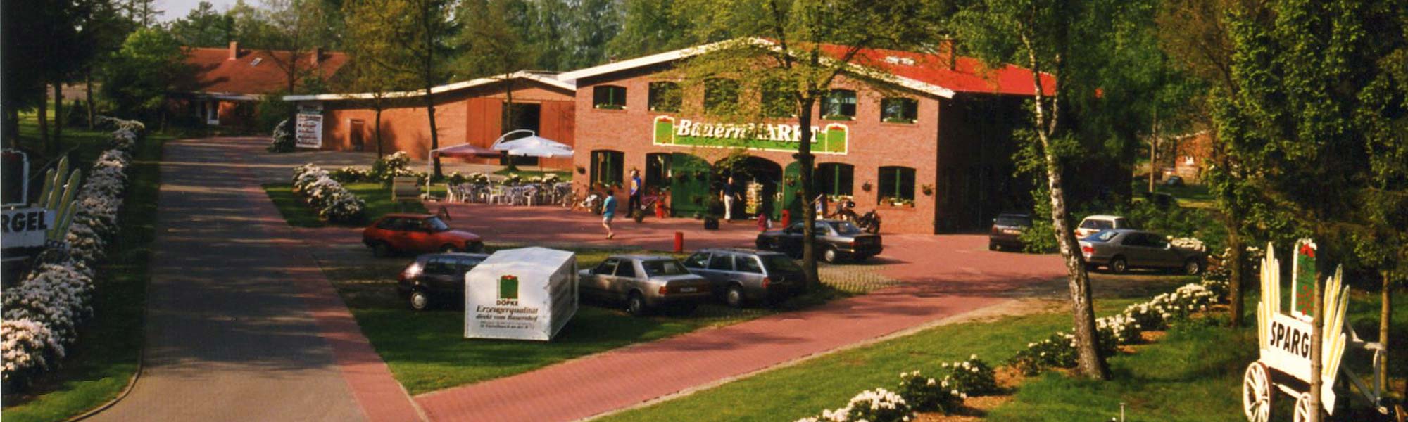 der Hofladen im Jahr 1998 mit Parktplatz und Terrasse