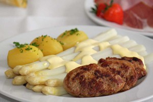Spargelessen mit Kartoffeln, Schweinemedaillons und Sauce Hollandaise