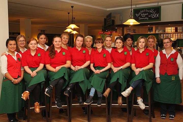 Gruppenfoto mit Mitarbeitern aus dem Restaurant